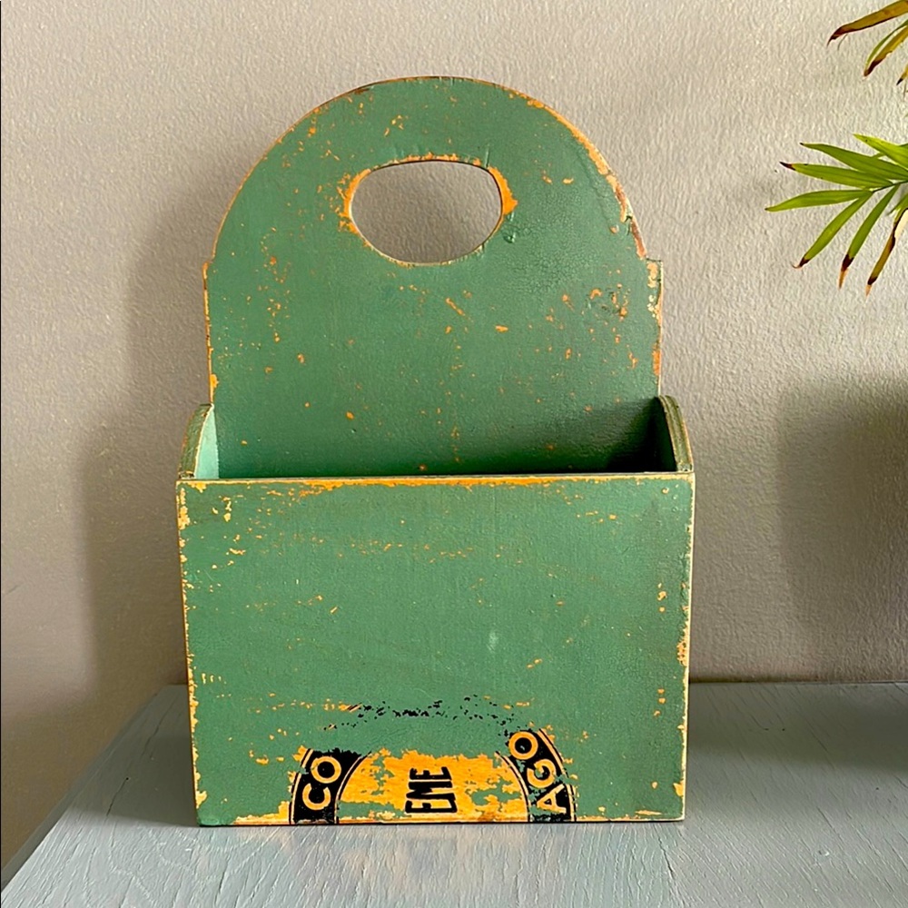 Vintage Inspired Green Wooden Caddy 🌺